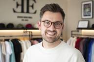 Fabio Di Salvo lächelt im Laden der Marke Enzo Escoba.