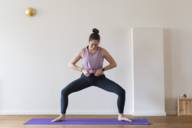 Die Münchner Yogalehrerin Sandra Zavaglia in der Yoga-Position "Mittlerer Ring"