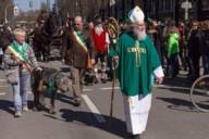 Auf der Leopoldstraße laufen verkleidete Menschen mit bei der Parade zum St. Patrick's Day