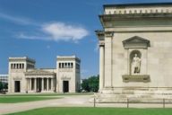 Das Isar-Athen am Königsplatz in München beeindruckt mit imposanter Architektur und international führenden Museen für antike Kunst.
