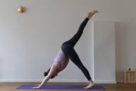 Die Münchner Yogalehrerin Sandra Zavaglia in der Yoga-Position "Zugspitze"