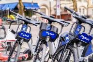 Drei blaue Fahrr&auml;der von MyRadl stehen in M&uuml;nchen an einer Fahrradstation.