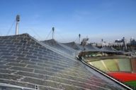 Tour sul tetto della tenda dello Stadio Olimpico nel Parco Olimpico di Monaco di Baviera.