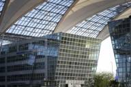 Ein Gebäude mit Glasdach am Münchner Flughafen