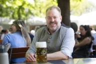 Der Geschäftsführer vom "Verein Münchner Bierverein" Andi Maisberger im Interview in einem Biergarten in München.