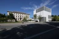 Das NS-Dokuzentrum in München aus Stra&szlig;enansicht.