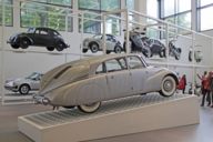Ausgestellte Autos in der Pinakothek der Moderne in München.