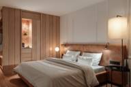 Ein sehr modern und einfach gehaltenes Zimmer im Marriott Hotel in München