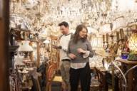 Ein Mann und eine Frau in einem Antiquitätenladen in München
