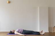 Die Münchner Yogalehrerin Sandra Zavaglia in der Yoga-Position "Flaucher-FKKler"