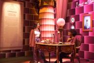 Zwei Jugendliche schauen sich eine pink ausstaffierte Kulisse der Harry-Potter-Ausstellung an.