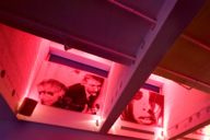 Immagini illuminate in rosso in un bar di Monaco di Baviera