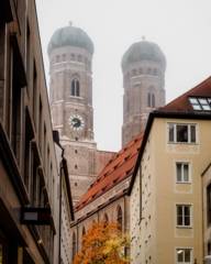 Blick aus der Sporerstraße auf die Zwillingstürme der Frauenkirche in München.