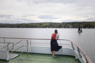 Frau an Deck eines Ausflugsschiffs auf dem Starnberger See