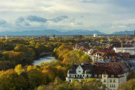 Die Isar in München im Herbst mit Blick auf die Alpen