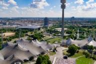 Das Olympiazentrum in München nach Westen aus der Luft fotografiert