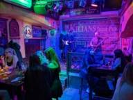 Livemusik zweier Männer in einem Pub in München, in dem gegessen und getrunken wird.