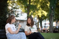 Zwei junge Frauen im Gespräch mit Mikrofonen in München.
