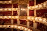 Blick auf die prunkvolle Königsloge im Nationaltheater in München