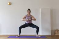 Die Münchner Yogalehrerin Sandra Zavaglia in der Yoga-Position "Wiesnbedienung"