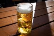 Eine Maß Bier im Biergarten vom Kloster Andechs bei München