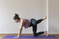 Die Münchner Yogalehrerin Sandra Zavaglia in der Yoga-Position "Dackel"