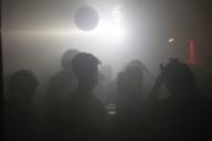 Mehrere Menschen tanzen im Nebel eines Clubs in München.