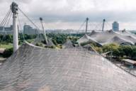 Das Zeltdach des Olympiastadions in Münchens bei bewölktem Wetter.