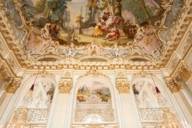 Deckengemälde und prunkvolle Wandverkleidung im Schloss Nymphenburg in München.