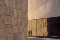 Die Silhouette zweier Menschen vor dem Jüdischen Museum in München.