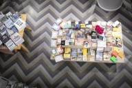 Blick von oben auf zwei voll bepackte Büchertische in der Buchhandlung „Hugendubel“ in München