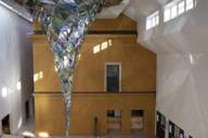Das Licht bricht sich in der Skulptur Wirbelwerk im Lenbachhaus in München