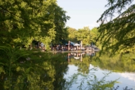 Blick auf das Café Gans am Wasser im Westpark in München