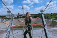 Linda Mutschlechner steht während der Olympia-Zeltdachtour auf dem Dach des Olympiastadions in München.