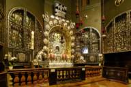 Der Altar in der Altöttinger Gnadenkapelle mit Silberschnmuck und Herzurnen