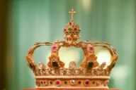 Detailansicht einer Krone in der Residenz in München.