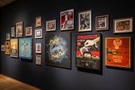 Wand voller Gem&auml;lde und Bilder im Museum of Contemporary Art.