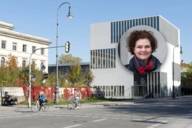 Das NS-Dokumentationszentrum in der Nähe vom Königsplatz mit einem Bild von Christiane Haack.