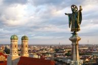 Il Münchner Kindl fotografato con il drone, le torri della Frauenkirche sullo sfondo