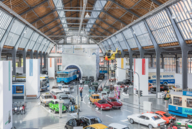 In der Halle vom Verkehrszentrum des Deutschen Museums stehen Autos und U-Bahnen