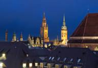 Münchner Innenstadt mit den Kirchtürmen und dem Neuen Rathaus am Abend.