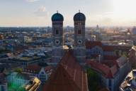 Die Türme der Frauenkirche in München mit der Drohne fotografiert.