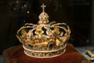 Eine geschmückte Krone mit Kreuz in der Schatzkammer der Münchner Residenz