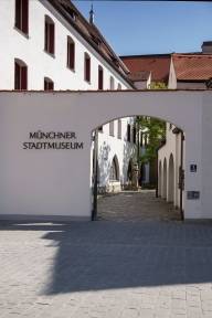 Das Tor der M&uuml;nchner Stadtmusem von au&szlig;en fotografiert.