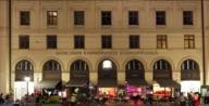 Blick auf das Schauspielhaus der Münchner Kammerspiele in der Maximilianstraße bei Nacht.