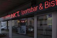 Roter Neon-Schriftzug der Sportsbar Treffpunkt in München