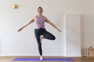 Die Münchner Yogalehrerin Sandra Zavaglia in der Yoga-Position "Chinesischer Turm"