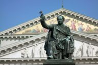 Statua di Max I. Joseph davanti al Teatro Nazionale di Monaco di Baviera