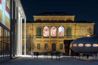 Beleuchtete Pinakothek im Kunstareal in München