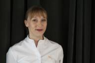 Die Sterneköchin Nathalie Leblond im Porträt mit ihrer weißen Kochjacke an